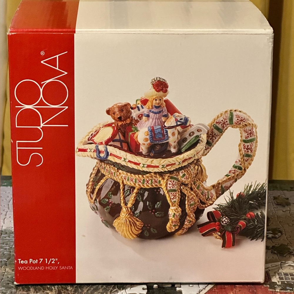 New Studio Nova Vintage Woodland Holly Santa Ceramic TeaPot Discontinued 2003-04
